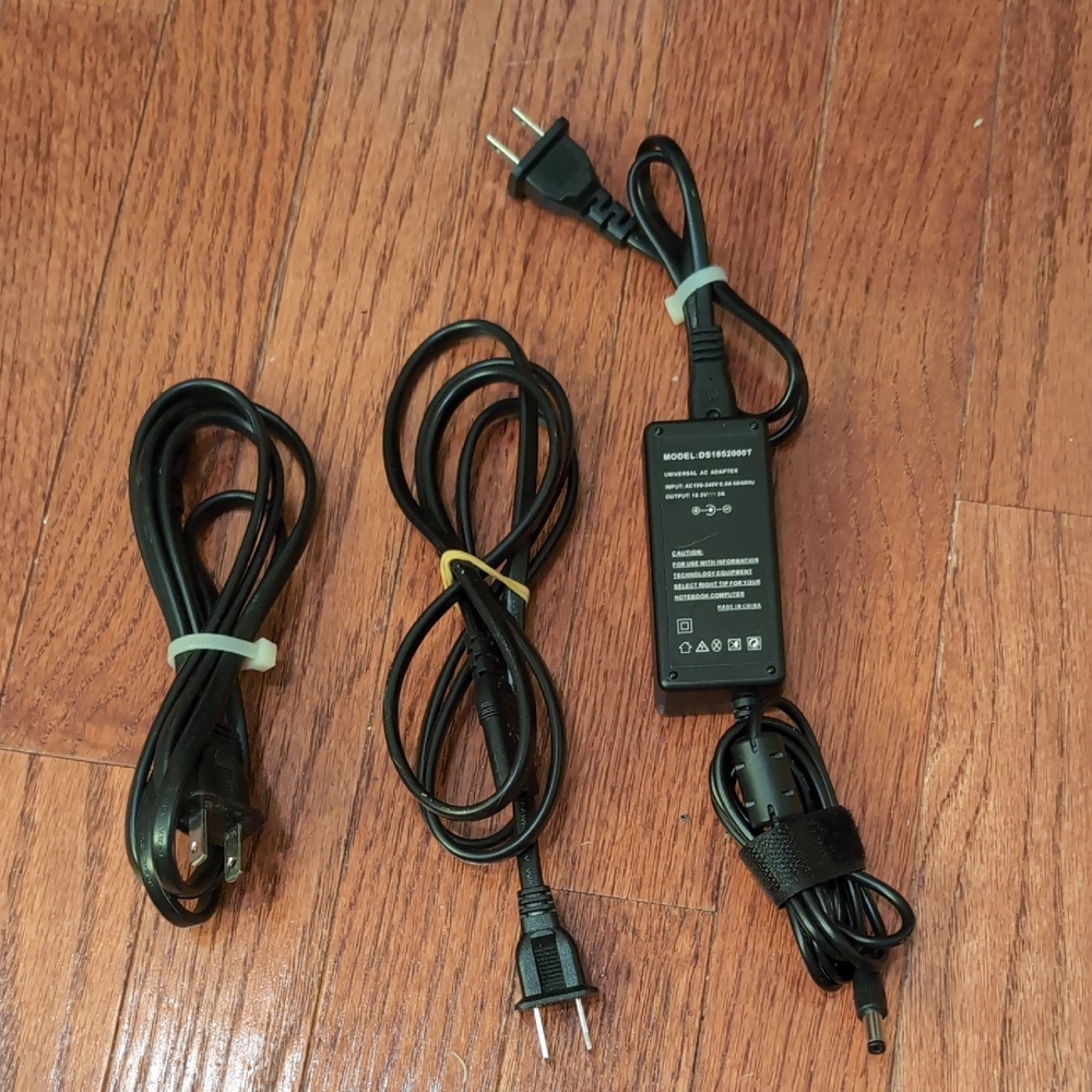 Universal AV Adapter Model DS1852000T with Power Cord + 2 Cords